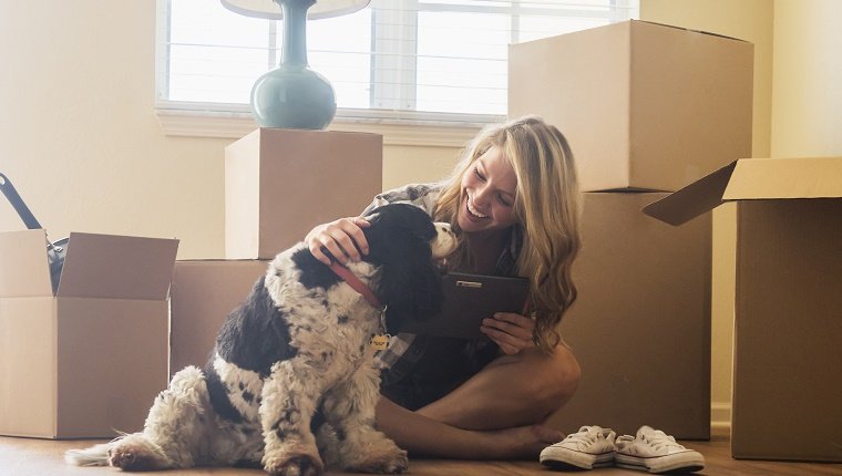 USA, Florida, Jupiter, Young woman with dog in their new house