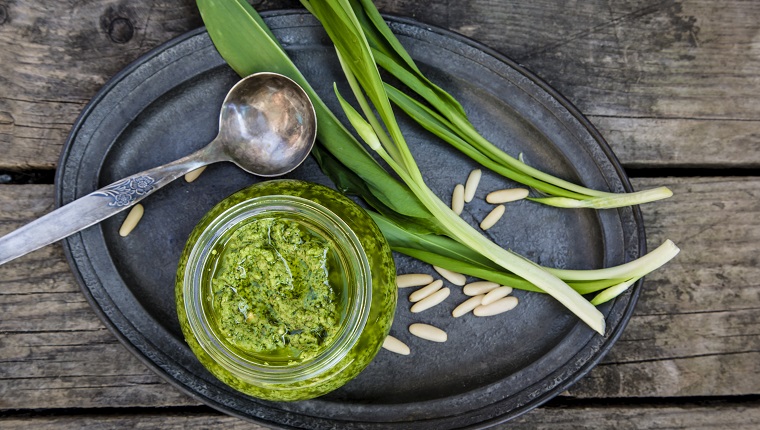 selbstgemachtes Bärlauchpesto, frischer Bärlauch, Pinienkerne, Löffel, Holztisch, Studio