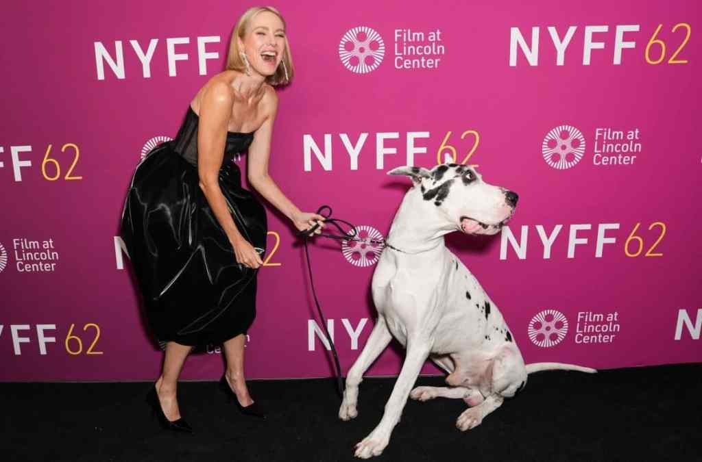 Naomi Watts y su coprotagonista, Bing, un gran danés.